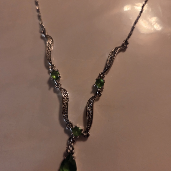 Elegant Green Silver Necklace - Picture 3 of 3